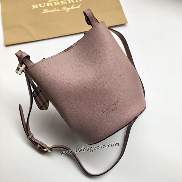 Burberry專櫃經典Haymarket格紋肩背女包 巴寶莉簡約風格斜背水桶包 yxb1525
